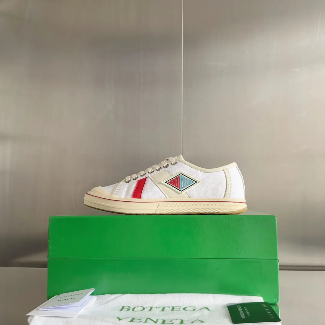 Top version: Couple model 560💰 Bottega Veneta Bottega Veneta BV’s latest Eliot series retro basketball shoes casual sports canvas shoes Bottega Veneta 2025 spring and summer show new shoes Eliot is on the market. Inspired by retro basketball sneakers, the color combination highlights youthful vitality and perfectly interprets the theme of youth and childlike innocence. The details are also very particular. The summer canvas brings excellent durability and comfort. Designs such as calfskin trim, rubber toe caps and hand-painted retro red lines are full of retro feel. The round toe and convex sole add a modern feel. Exquisite packaging at the delivery counter🛍📦 ▪️Fabrics: Original customized high-density canvas + cowhide ▪️Inner lining: Original customized breathable canvas ▪️Sole: Original open-molded anti-slip TPU material ▪️Sole thickness: 3CM ▪️Size: Women’s 35-41 / [Men’s 39-45 pre-sale]